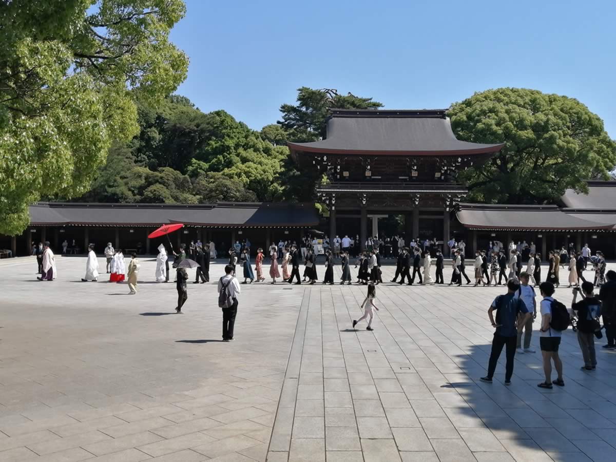 bridal-procession-in-shrine-akbeat-shop